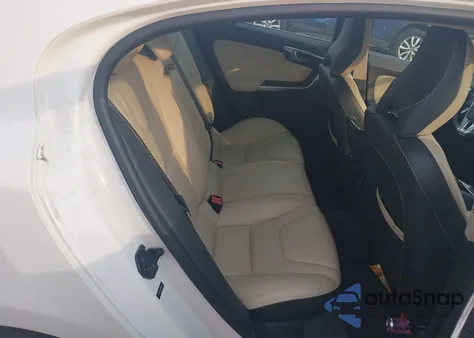 2013 Volvo S60 T5/T5 Platinum/T5 Premier/T5 Premier Plus z USA, uszkodzony, nr VIN YV1612FS1D2180461